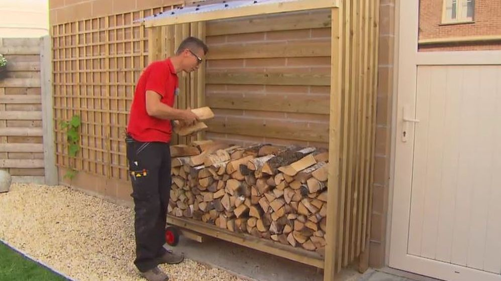 Roger stapelt brandhout