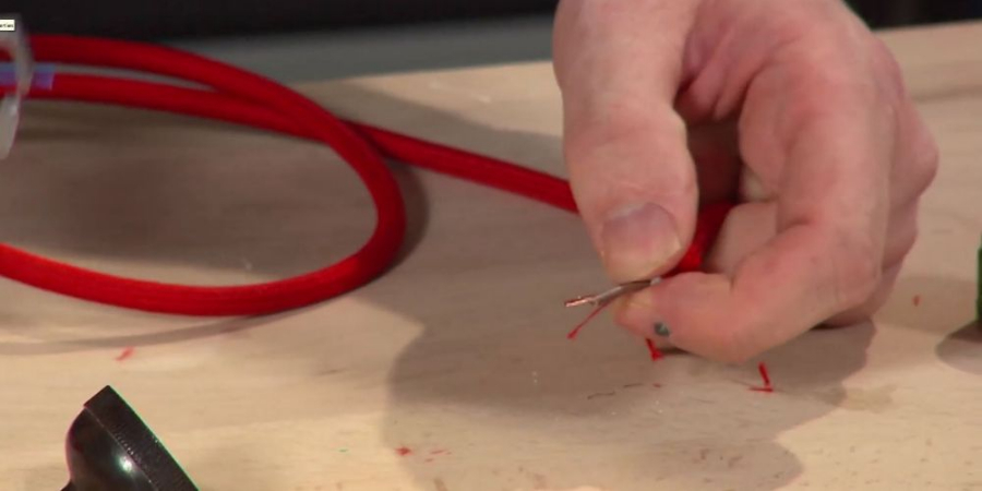 kabel strippen une lampe sur pieds