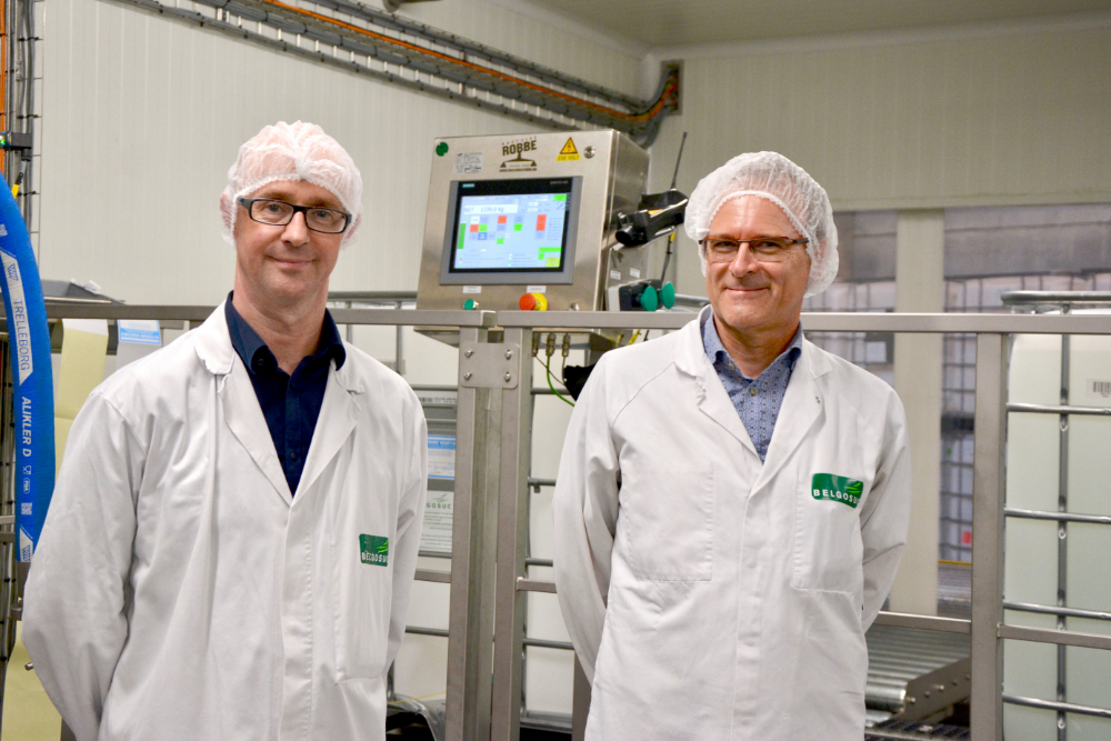 Le directeur de production, Lode Blomme, et le conseiller technique, Patrick Schelstraete, dans le local de remplissage