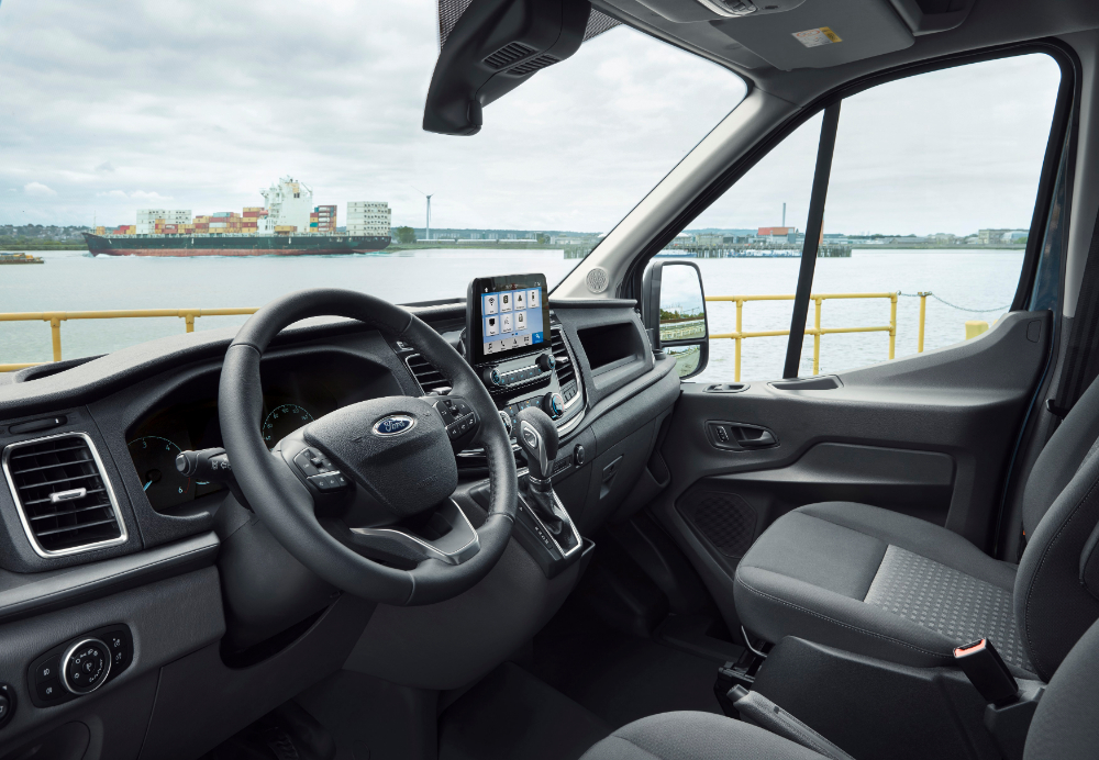 Nieuwe Transit is herkenbaar aan nieuw frontdesign, compleet nieuw interieur met meer bergruimte en nieuwe rijhulpsystemen die taken van bestuurder verlichten