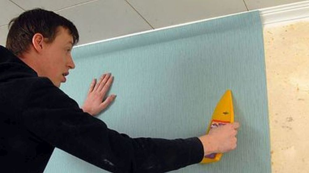 strijken behang plaatsen
