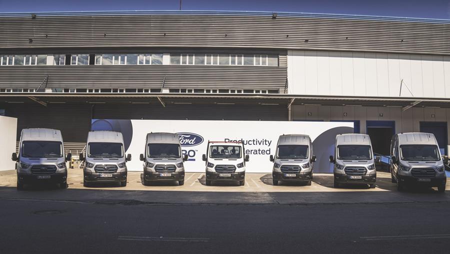 Geconnecteerde voertuigen (hier de E-Transit) staan centraal in het geïntegreerde aanbod van Ford Pro