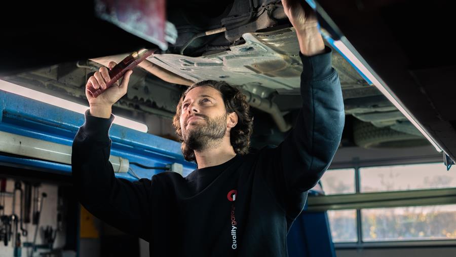 garagist onder auto