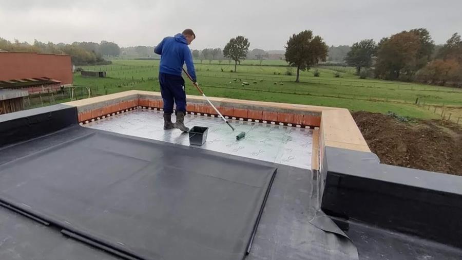 man legt zelf dak aan Easyroof
